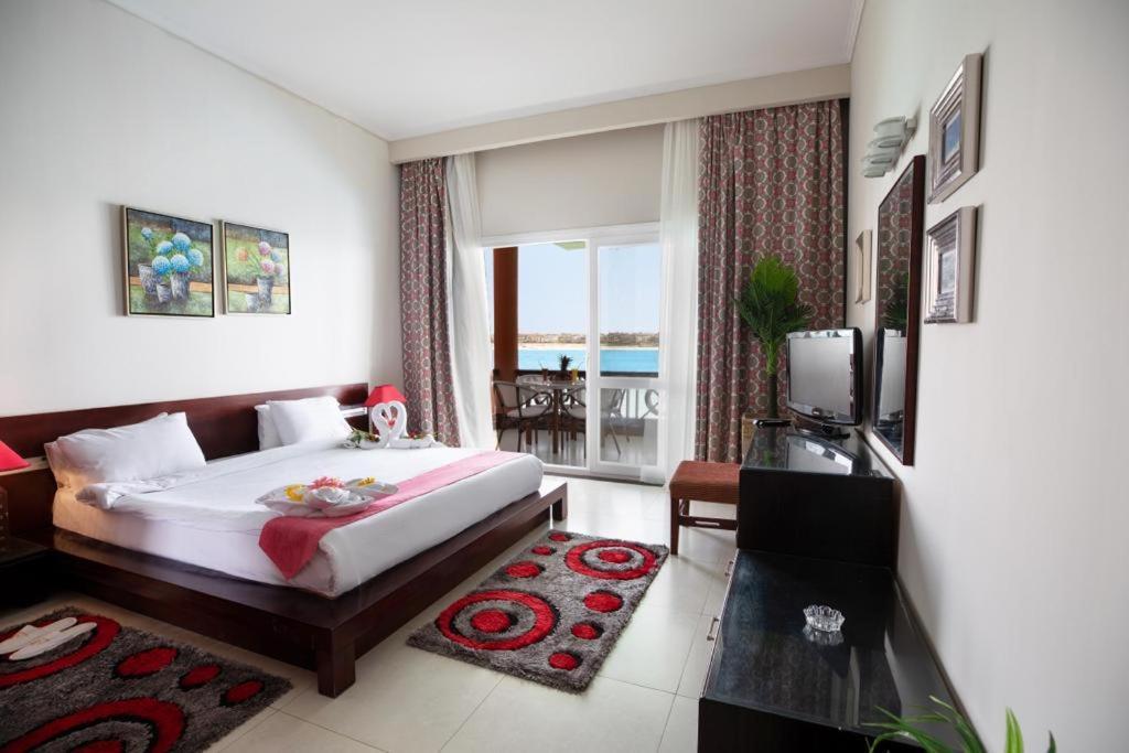 Golden Ocean Marina Hotel 阿莱曼 外观 照片