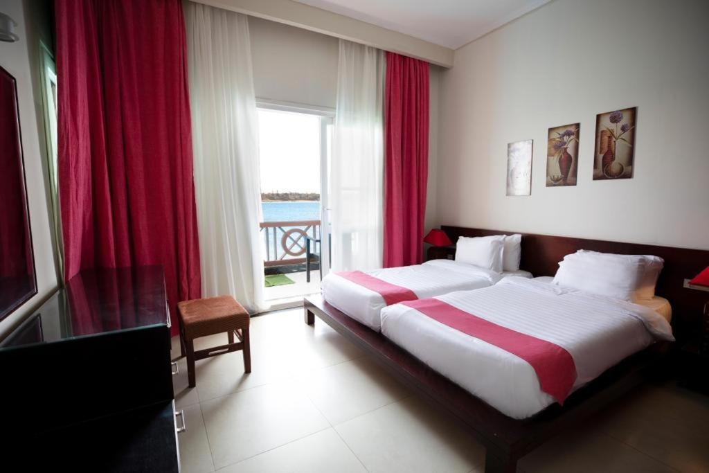 Golden Ocean Marina Hotel 阿莱曼 外观 照片